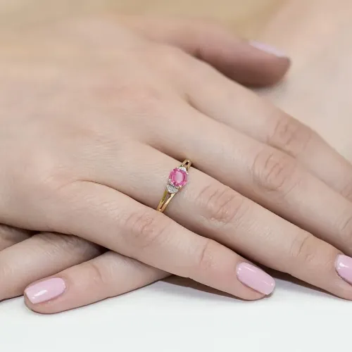 Złoty pierścionek z różowym topazem 0,65ct i brylantami 0,01ct W0039