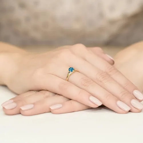 Złoty pierścionek z Topazem London Blue 0,50ct i czarnymi diamentami 0,029ct W0076