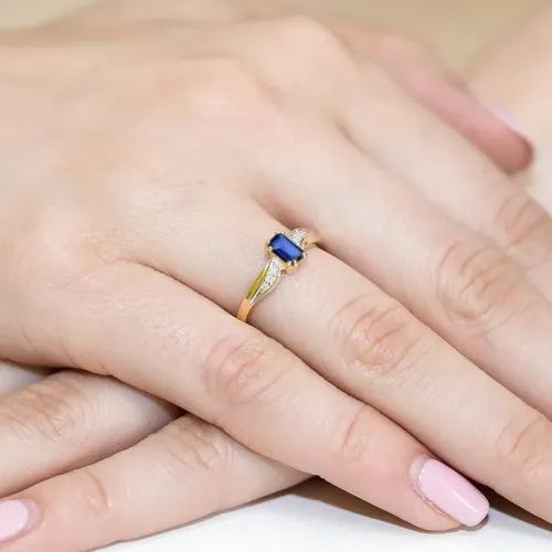 Złoty pierścionek z szafirem 0,60ct i brylantami 0,03ct W0094