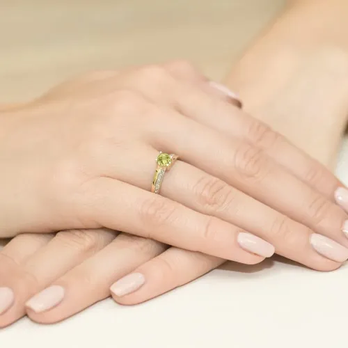 Złoty pierścionek z oliwinem 0,60ct i brylantami 0,03ct W0106