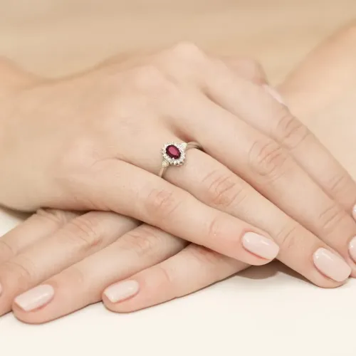 Pierścionek z rubinem 0,60ct i brylantami 0,10ct W0312