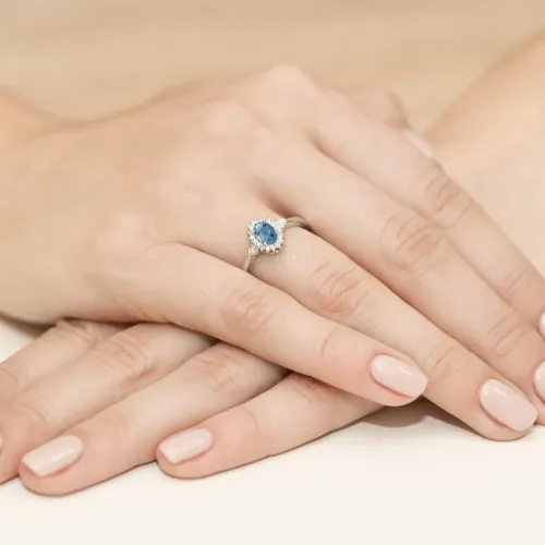 Pierścionek z topazem London Blue 0,50ct i brylantami 0,10ct W0312