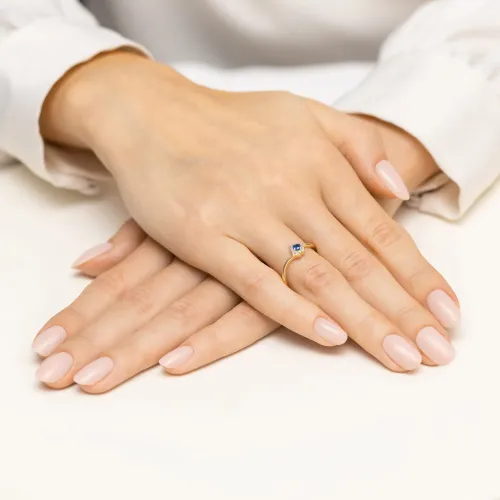 Złoty pierścionek z szafirem 0,15ct i brylantami 0,06ct W0702