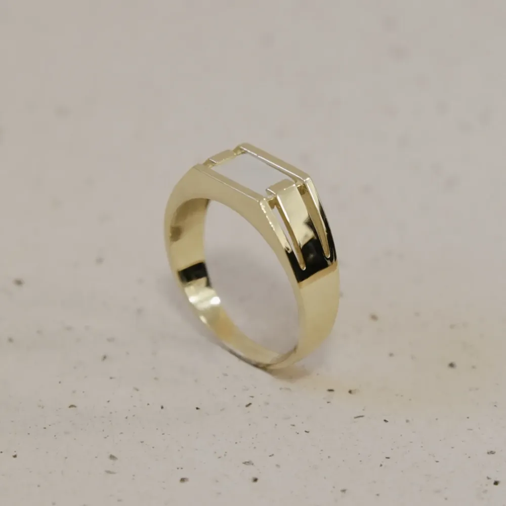 Złoty sygnet z masą perłową SZ-12