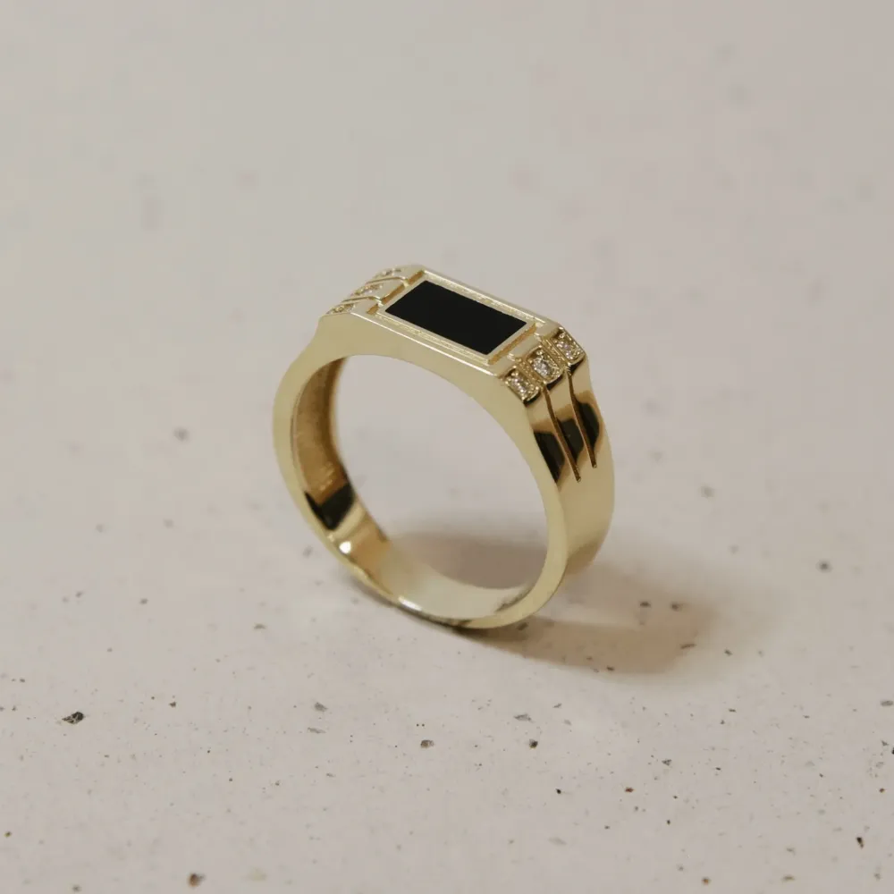 Złoty sygnet z onyksem i cyrkoniami SZ-10
