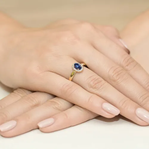 Złoty pierścionek z szafirem 0,70ct i brylantami 0,03ct W0330