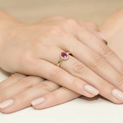 Złoty pierścionek z rubinem 0,60ct i brylantami 0,08ct W0330