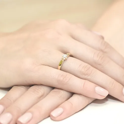 Złoty pierścionek z diamentem laboratoryjnym 0,10ct i brylantami 0,05ct W0061