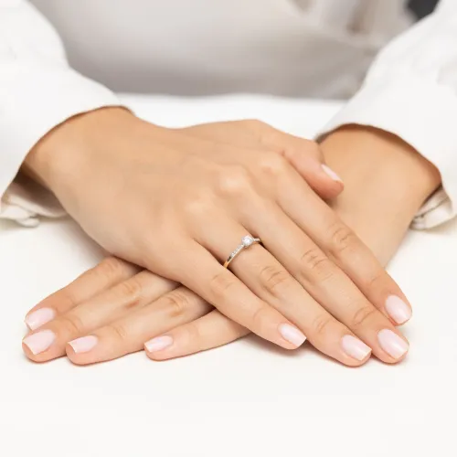 Złoty pierścionek z diamentem laboratoryjnym 0,25ct i brylantami 0,07ct W0668