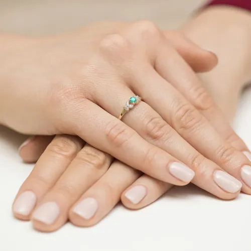 Złoty pierścionek ze szmaragdem 0,15ct i brylantami 0,02ct W0414