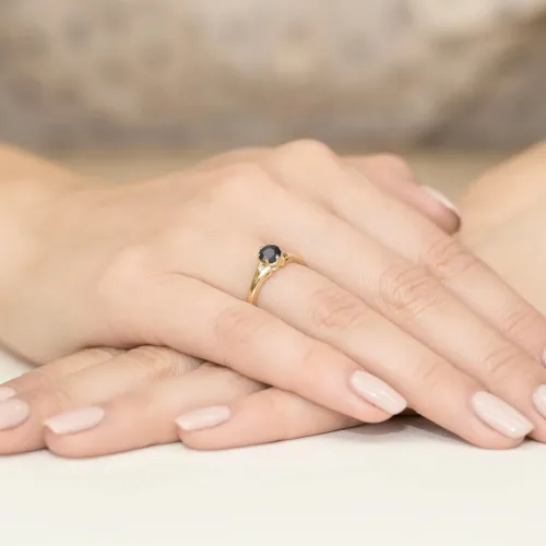 Złoty pierścionek z czarnym diamentem 0,50ct i brylantami 0,03ct W0076