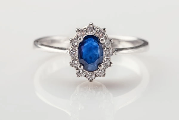 pierścionek z niebieskim brylantem